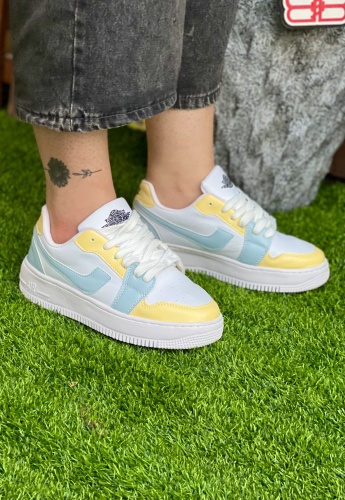 کتونی اسپرت سایز میانه Nike Air سفید آبی زرد