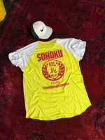 تیشرت آستین کوتاه طرح SOHOKU زرد سفید